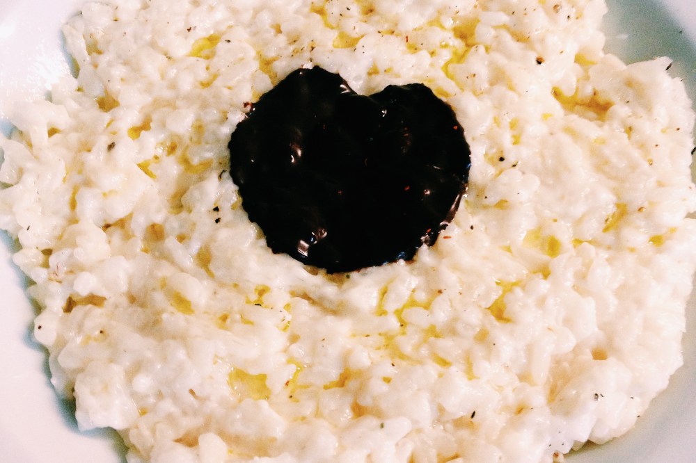Risotto con acciughe e limone, cacao e peperoncino